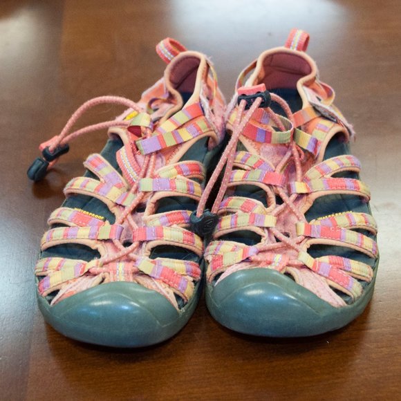 Cute Size 4 Youth Keens - Picture 1 of 7